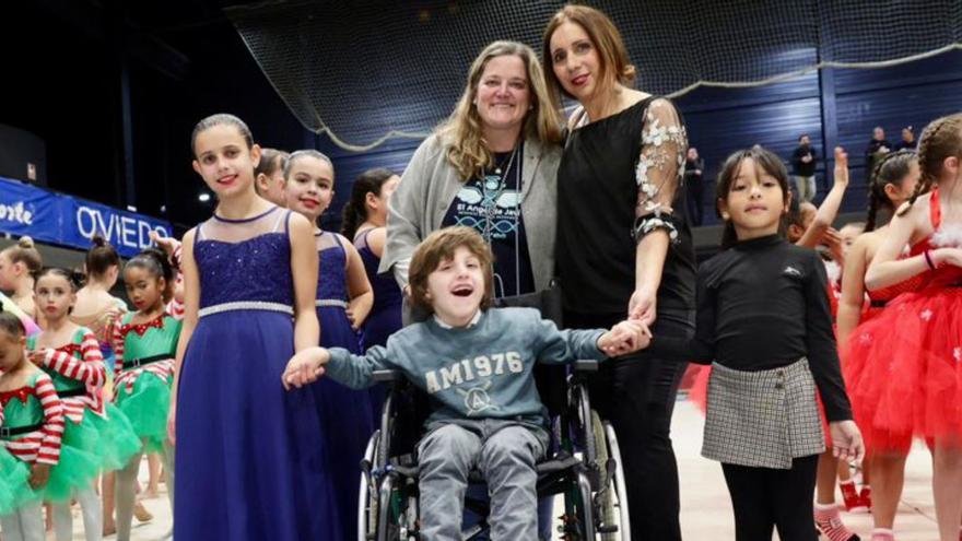 Javi, en el centro, con familiares y miembros del club.  | IRMA COLLÍN