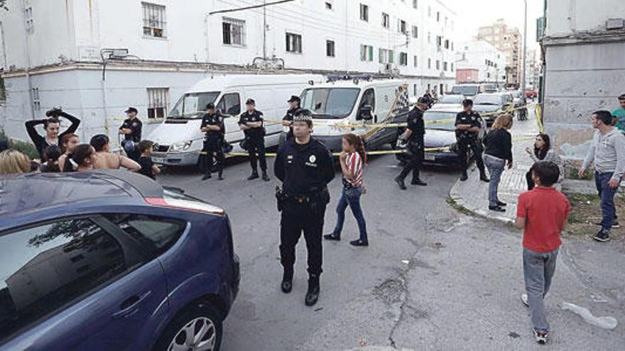 Agentes y vecinos, ayer ante uno de los domicilios donde se llevó a cabo la redada.