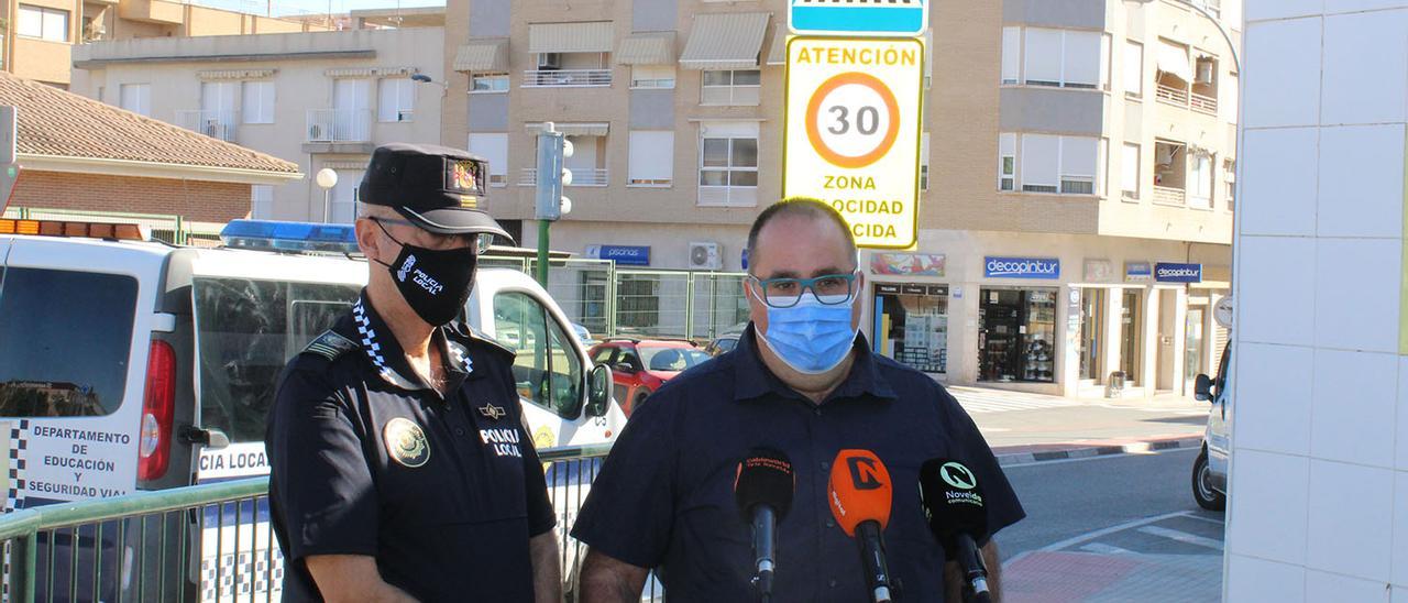 Rafa Sarrió, intendente jefe de la Policía Local de Novelda, y Carlos Vizcaíno, concejal de Tráfico.