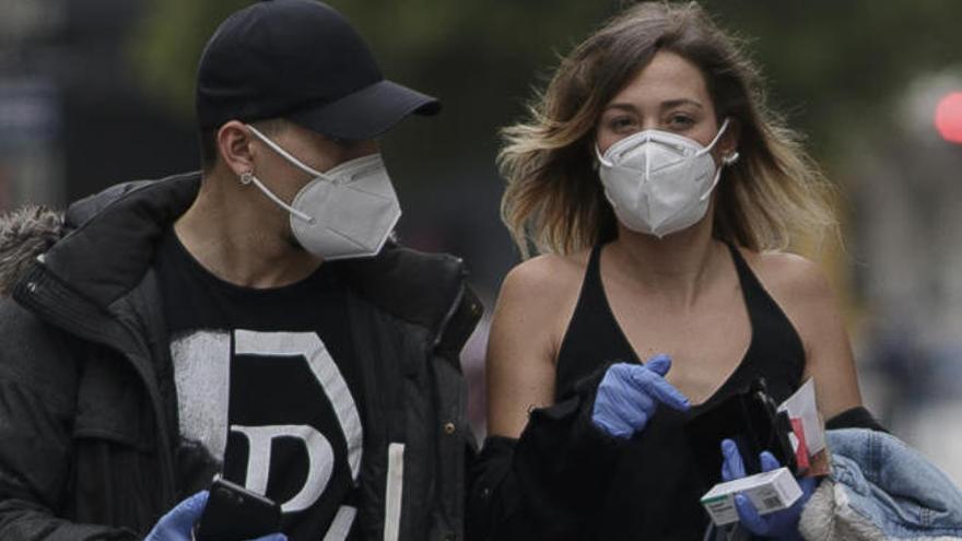 Una pareja pasea por la capital tinerfeña con mascarillas.