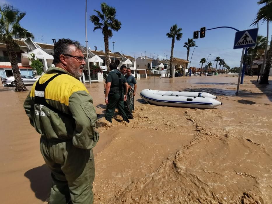 Efectivos de bomberos y de la Unidad Militar de Emergencias rescatan a vecinos en Los Alcázares