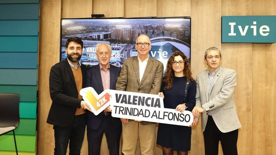 Javier Mateo, Paco Borao, Juan Miguel Gómez, Eva Benages y Joaquín Maudos, en la sede del Ivie. | MVA