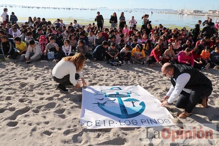 Un 'SOS' gigante para el Mar Menor formado por escolares en Villananitos