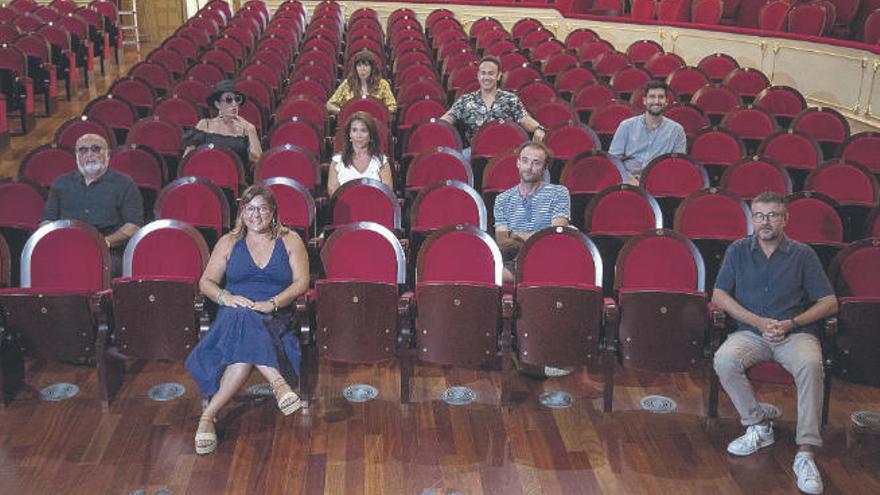 Rossy, entre artistas y responsables del Teatre Principal.