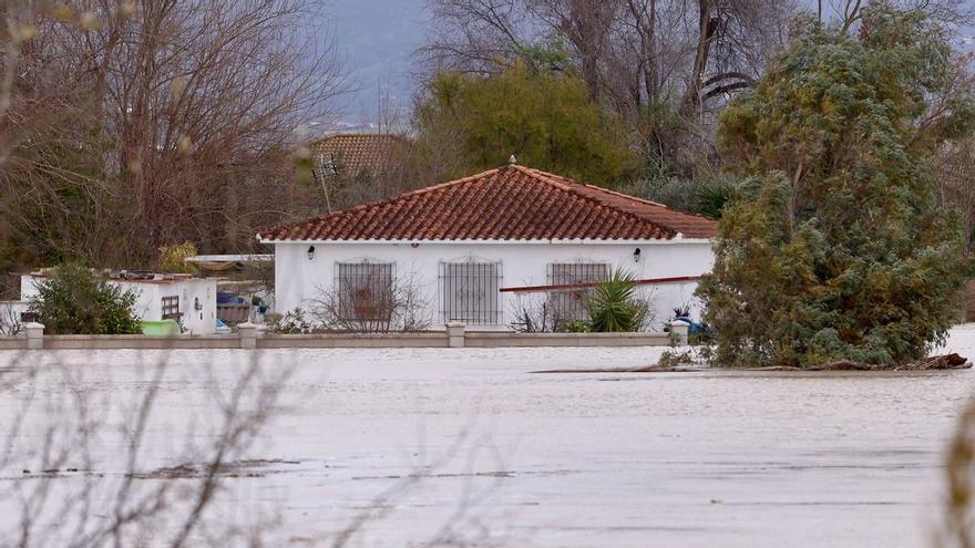 Bomberos e Infraestructuras meten maquinaria en Guadalvalle para retirar el lodo y permitir los realojos que faltan