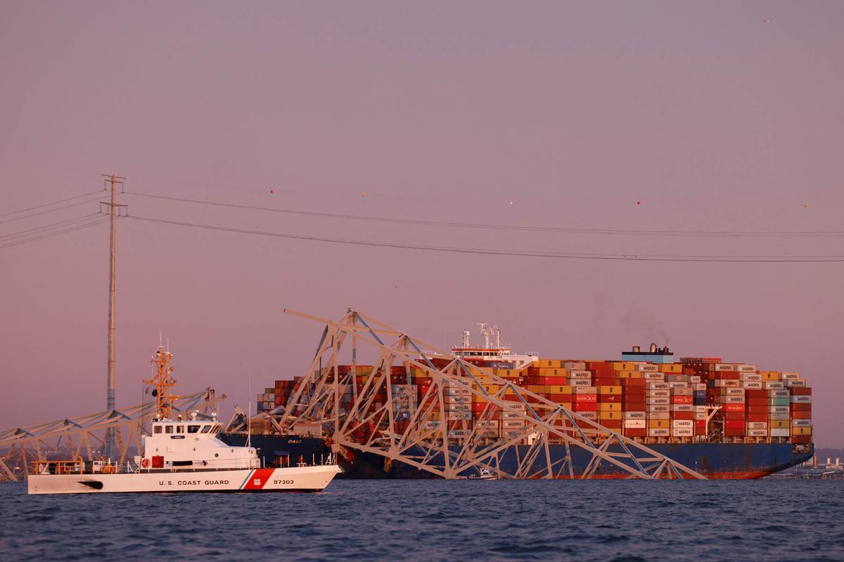 Un barco carguero  impacta contra el puente Francis Scott Key en Baltimore