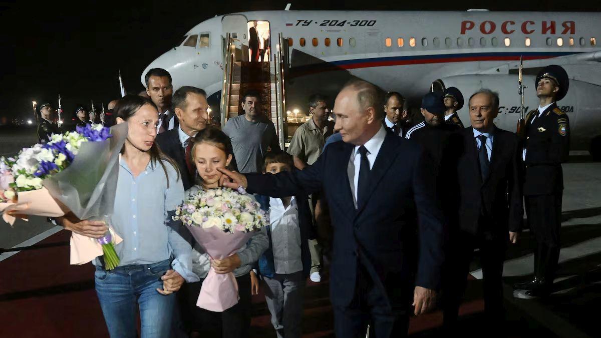 Putin acaricia a Sophie, la hija mayor del matrimonio Dultsev, a su llegada al aeropuerto moscovita de Vnúkovo tras el intercambio.
