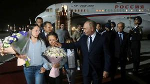 Putin acaricia a Sophie, la hija mayor del matrimonio Dultsev, a su llegada al aeropuerto moscovita de Vnúkovo tras el intercambio.