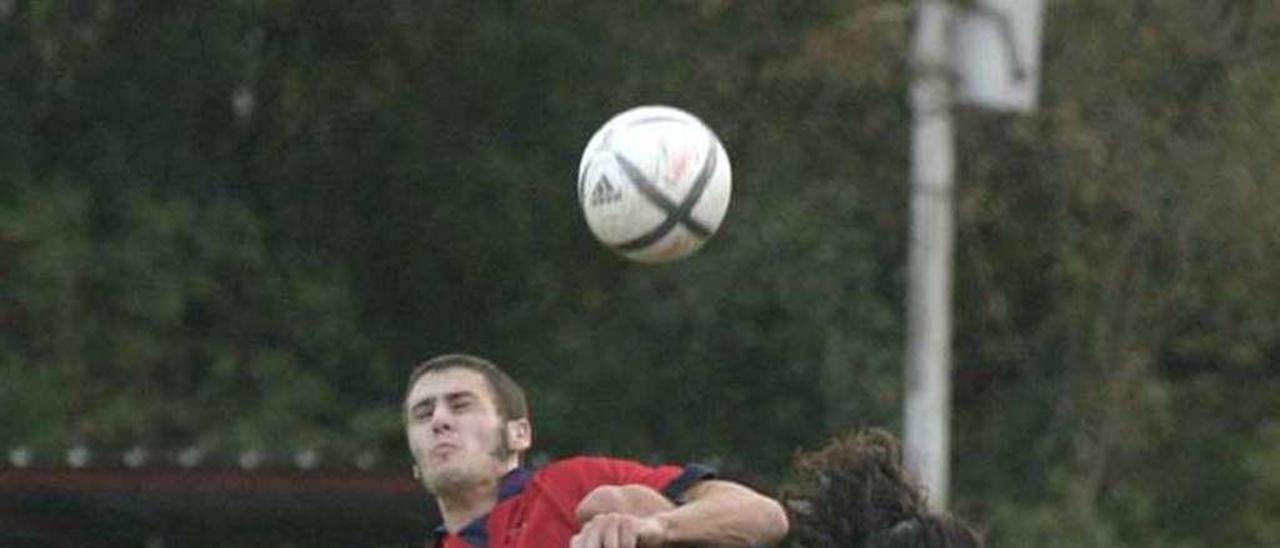 Yeray disputa un balón en un partido del Oviedo en la temporada 2004-05.