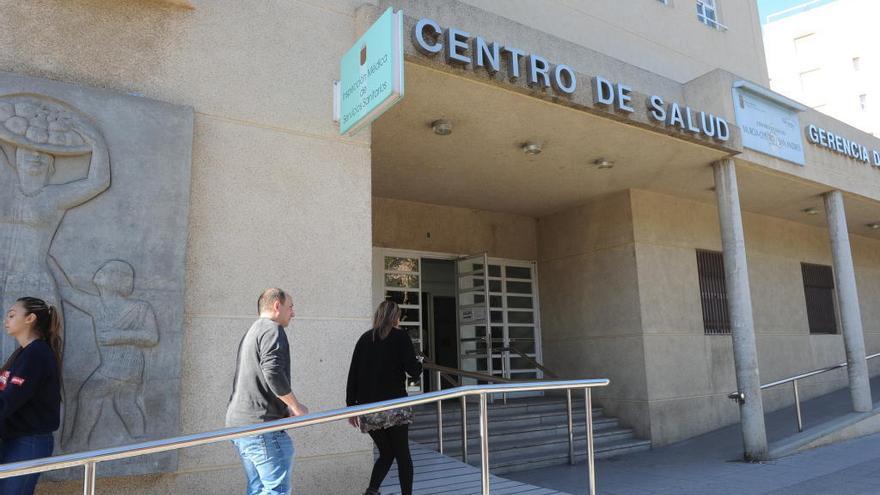 UGT denuncia que los usuarios de centros de salud tienen que esperar en la calle