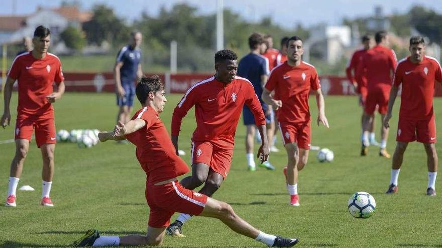 Dani Ndi pelea un balón ante Pablo Pérez durante un entrenamiento.