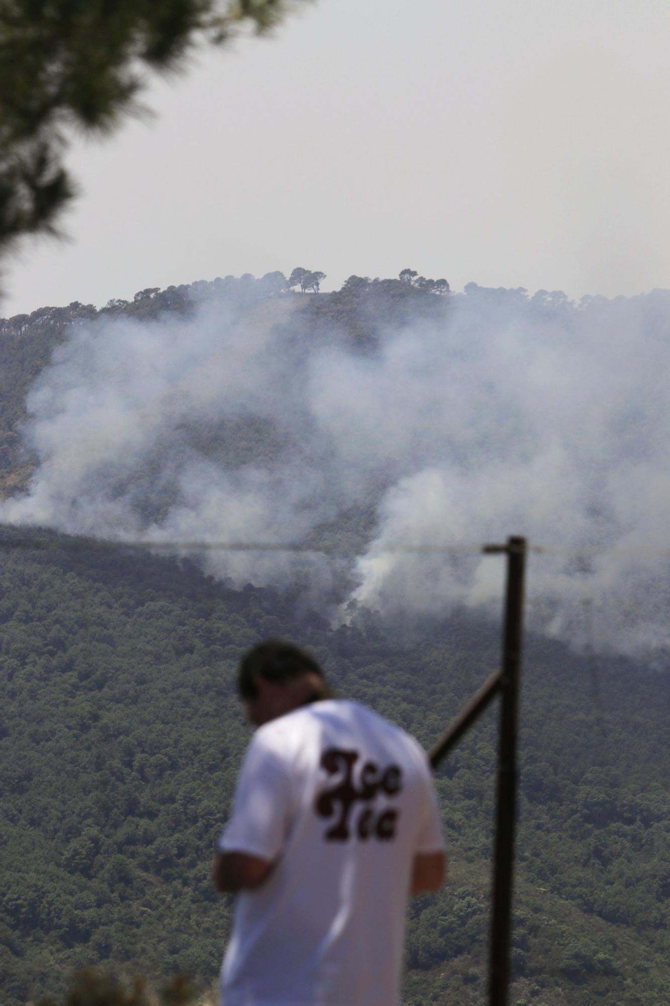 Un millar de efectivos trabajan para controlar el fuego de Sierra Bermeja