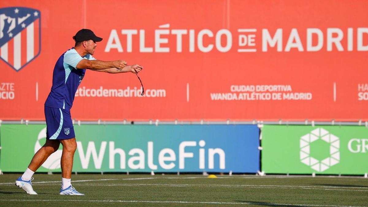 Diego Pablo Simeone dirige un entrenamiento del Atlético esta pretemporada.