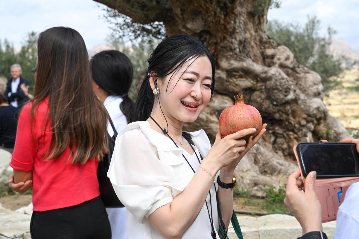 Una turista durante la presentación de la campaña de la granada mollar de Elche.