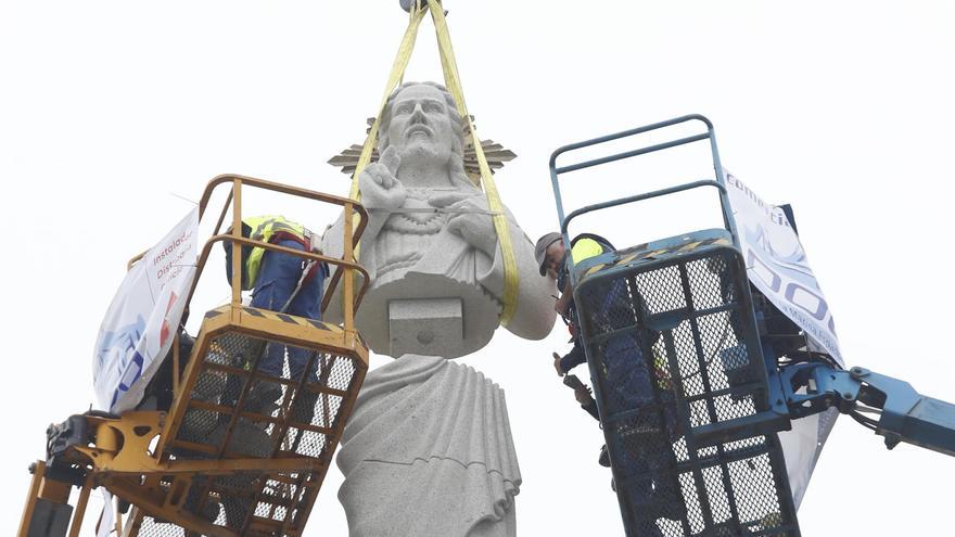 Así fue la instalación del Cristo en A Guía