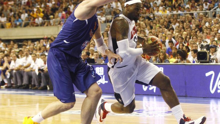 Pau Gasol defiende a LeBron James en la final olímpica de 2012.