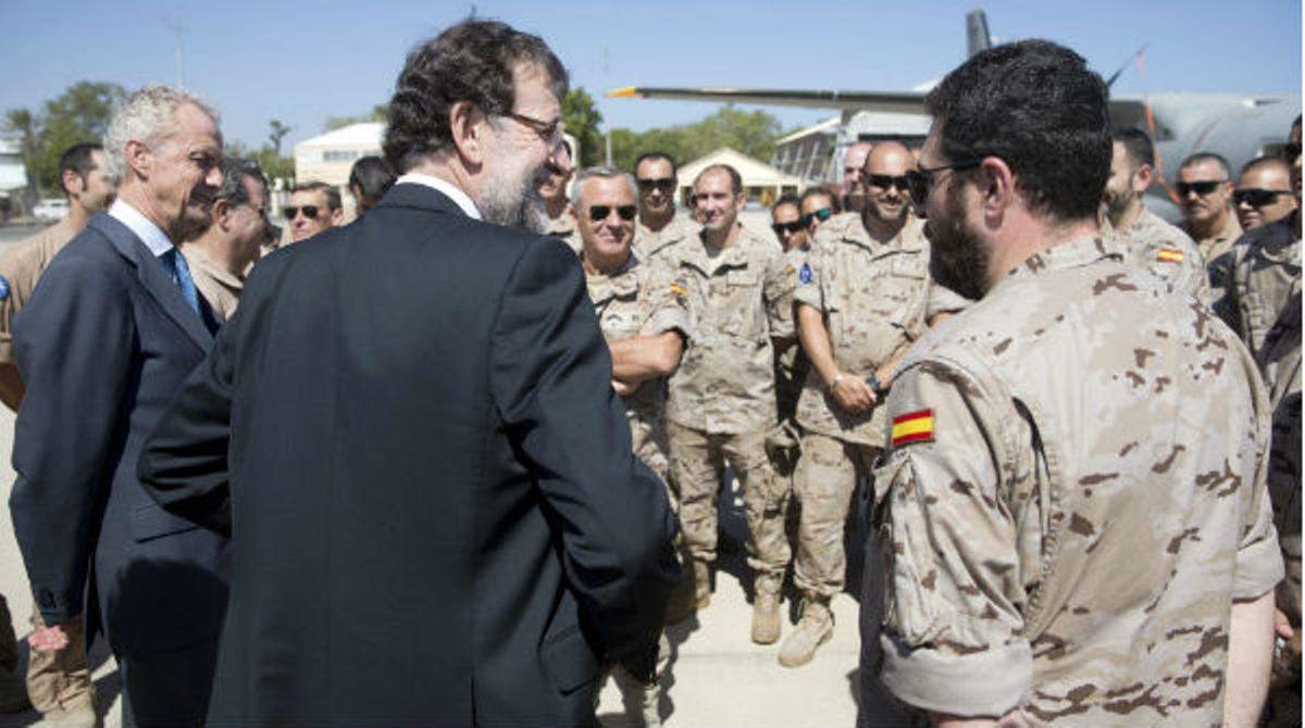 Rajoy, ahir, durant la visita a la missió antipirateria d’Espanya a l’Índic.