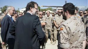 Rajoy, ayer, durante la visita a la misión antipiratería de España en el Índico.