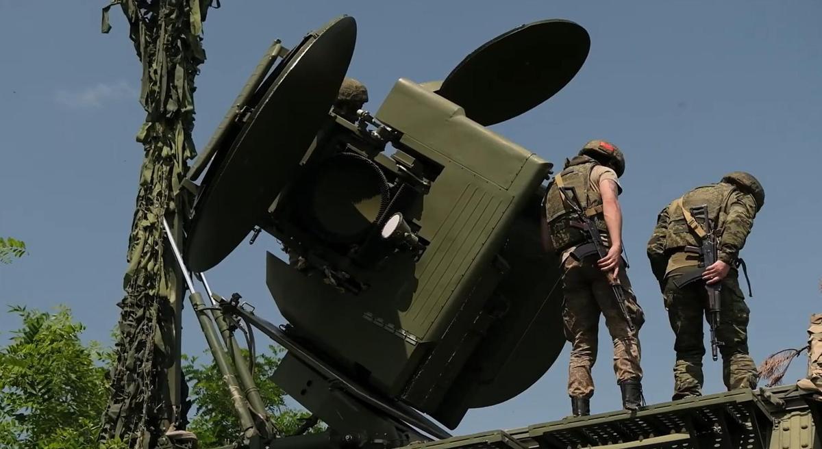 Soldados rusos manejan las antenas de un sistema de guerra electrónica Krasukha