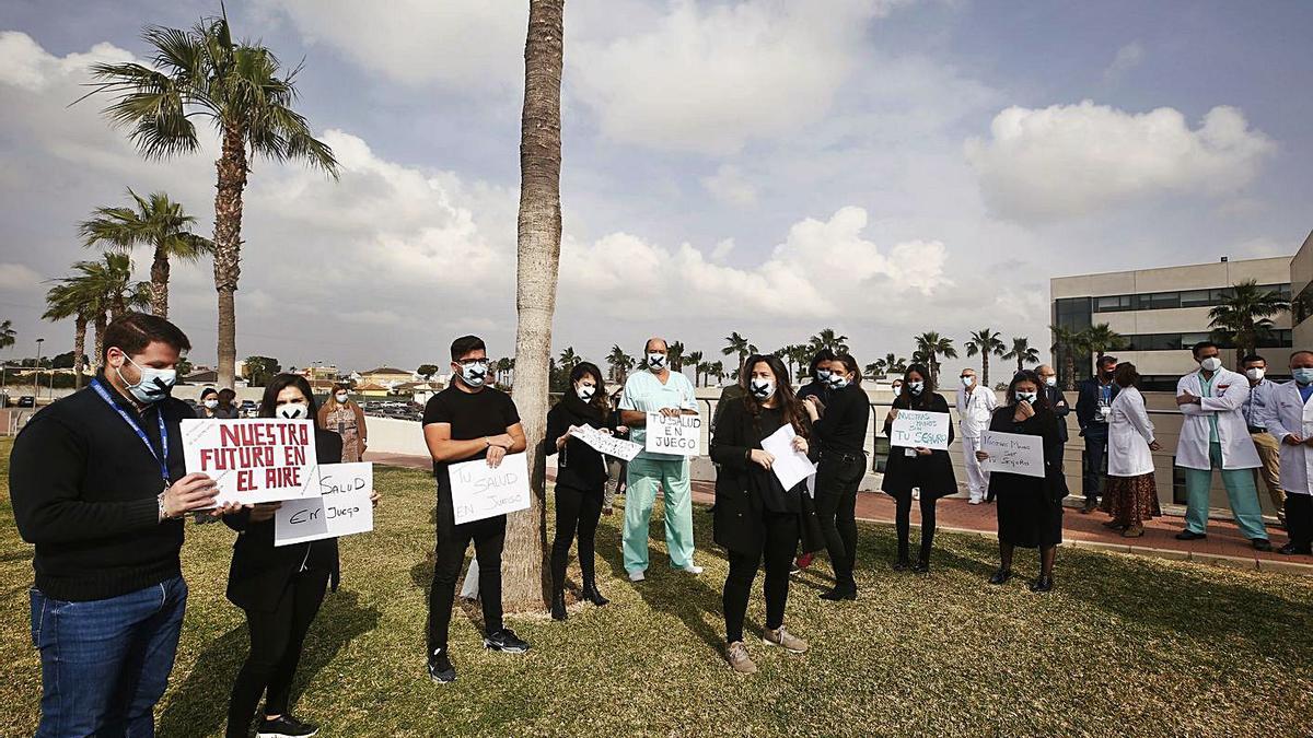 Protesta de trabajadores del  Hospital  de Torrevieja frente al proceso de reversión.  | J.CARRIÓN