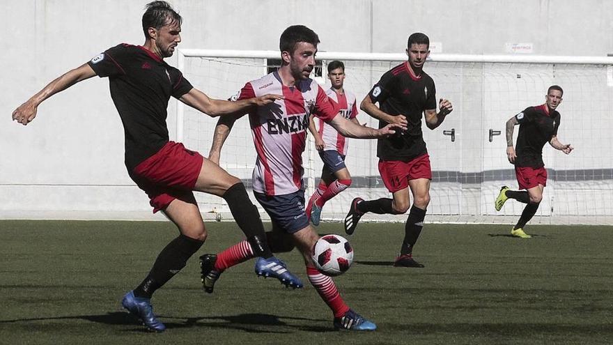 El futbolista del Alondras Champi conduce el balón en una acción del encuentro de ayer ante el Mensajero. // Santos Álvarez