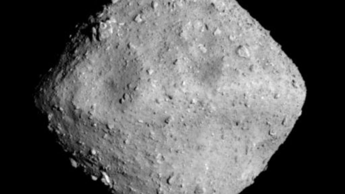 Imagen del asteroide Ryugu, capturada por la cámara de navegación óptica - telescópica (ONC-T) en la nave espacial Hayabusa-2 de JAXA, el 26 de junio de 2018, desde una distancia de 22 kilómetros.