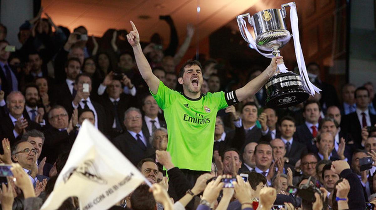 Casillas aixeca la Copa del Rei a Mestalla.