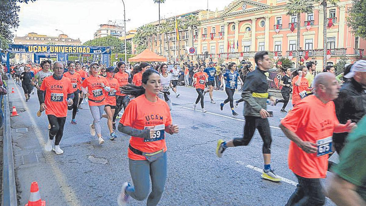 La UCAM celebró la pasada semana la carrera y marcha solidaria por el centro de Murcia, en la que participaron más de mil personas, cuyos beneficios son para la Asociación Murciana de Esclerosis Múltiple