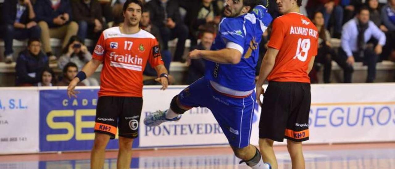 Gonzalo Carró dispuesto a lanzar a portería en un partido anterior. // Gustavo Santos