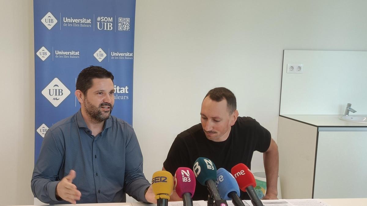 El doctor Miquel Bennasar junto al enfermero Miquel Ángel Bedmar.