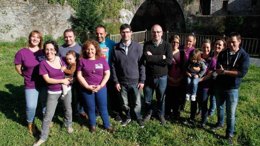 En el centro de la imagen Jesús Barcia, con algunos miembros de la lista.