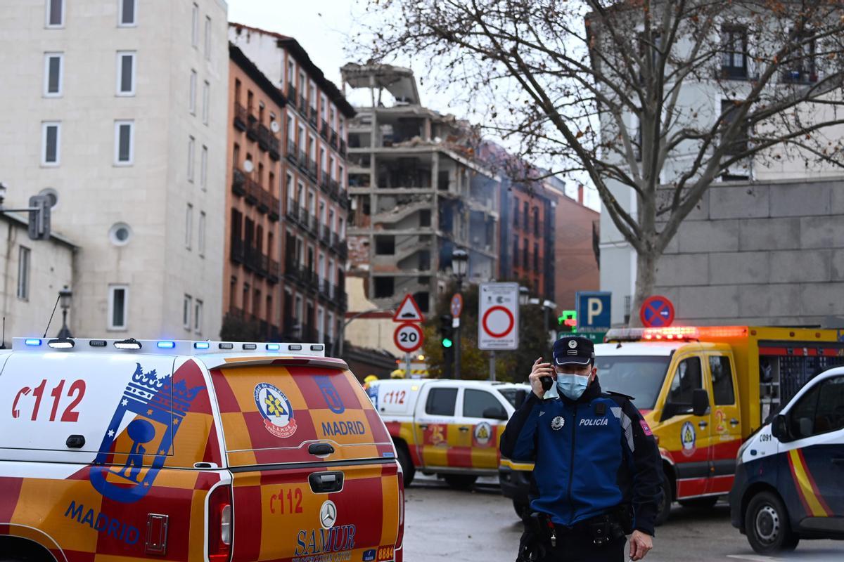 Un policía en el dispositivo de emergencias tras la explosión del edificio en Madrid