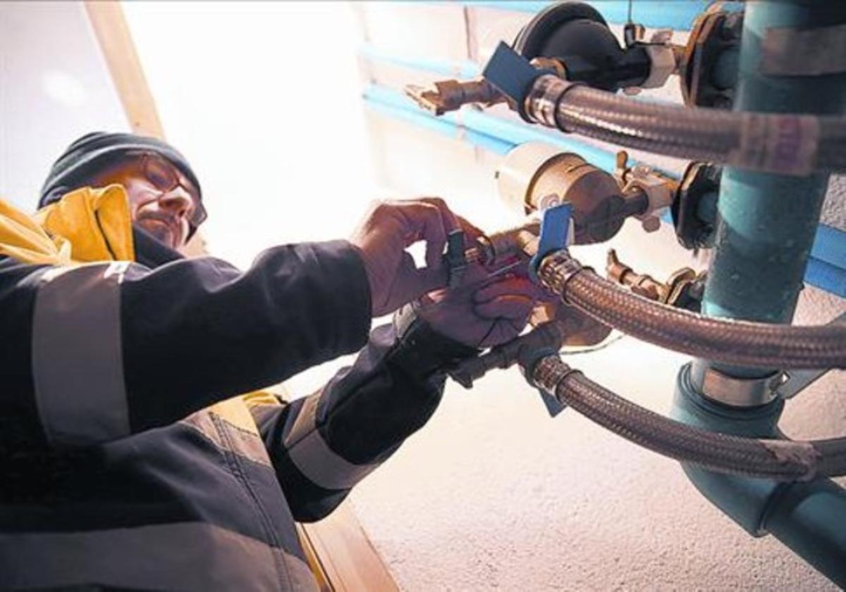 Un tècnic instal·la un comptador en una finca on el cost de l’aigua l’assumeix l’Ajuntament de Blanes.