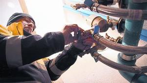 Un tècnic instal·la un comptador en una finca on el cost de l’aigua l’assumeix l’Ajuntament de Blanes.