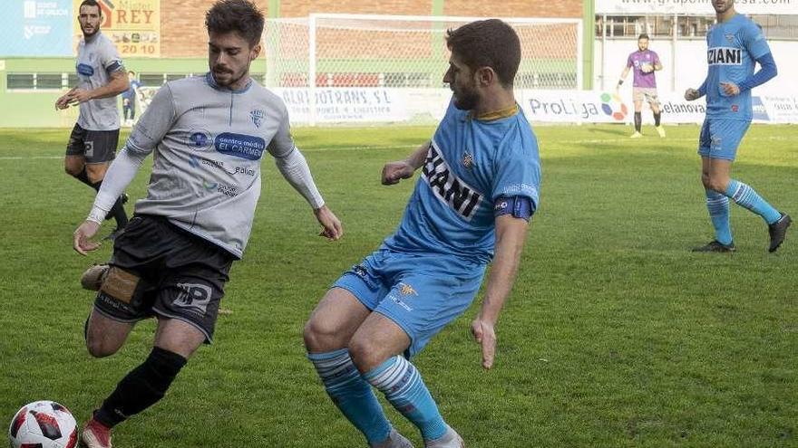 Mauro presiona a un rival en el encuentro ante el Ourense CF. // Enzo Sarmiento