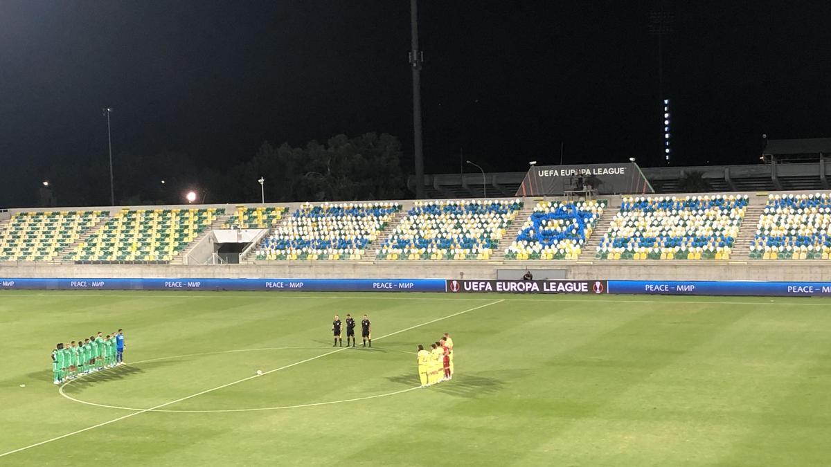 A petición el Maccabi a la UEFA se ha guardado un minuto de silencio, y el club israelí dispone de 1.400 globos en una de las gradas vacías del recinto con los colores azul y blanco y la forma de la Estrella de David de su bandera.