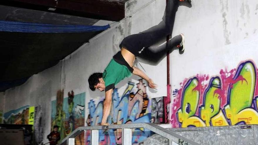 Un joven practica parkour. // Bernabé/Javier Lalín