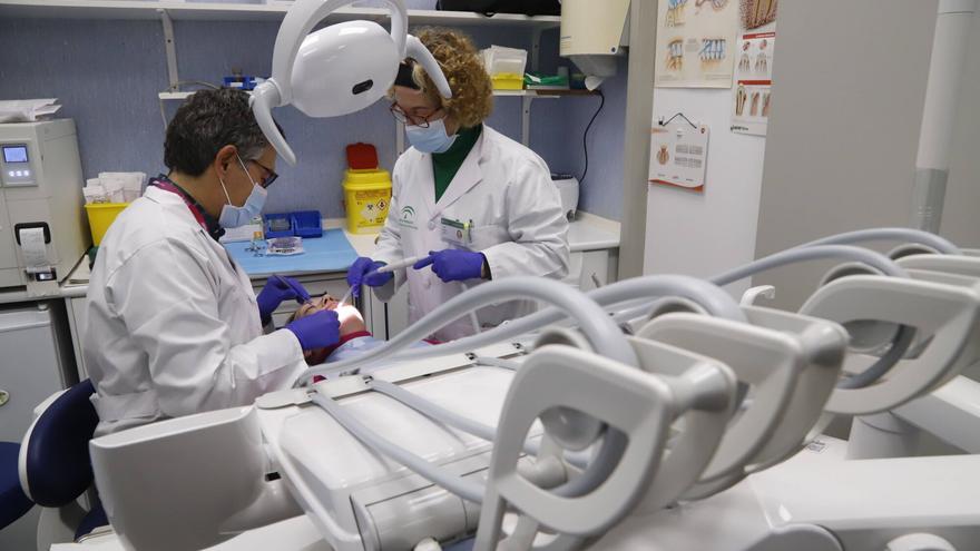 Avance en la atención bucodental gratuita infantil en Andalucía: se puede pedir en Clic+Salud o Salud Responde