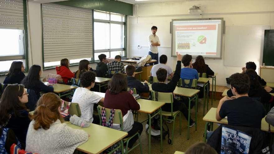 Alumnos en una clase en el instituto de Monelos.