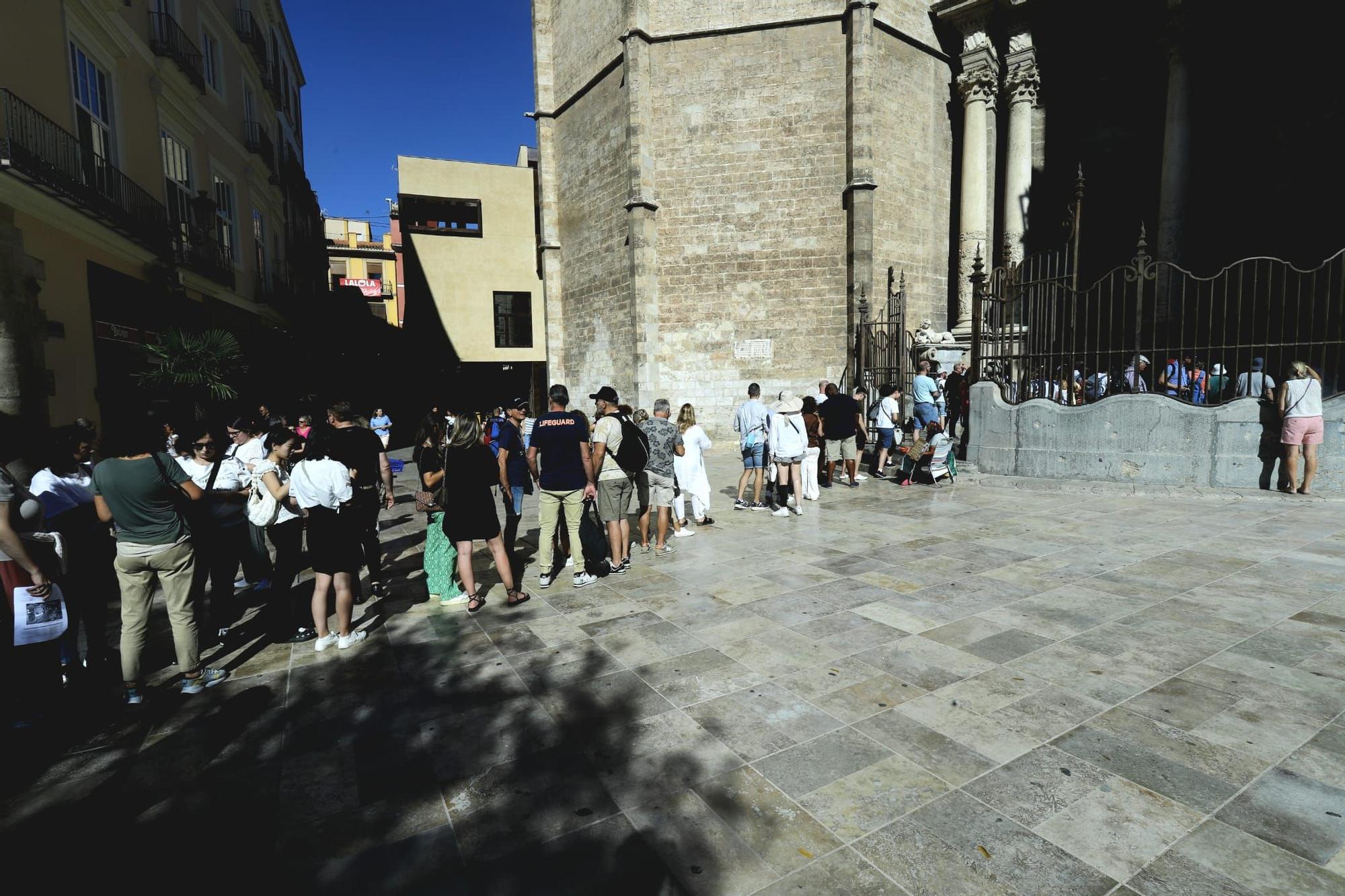 La buenas temperaturas llenan de turismo el centro de València