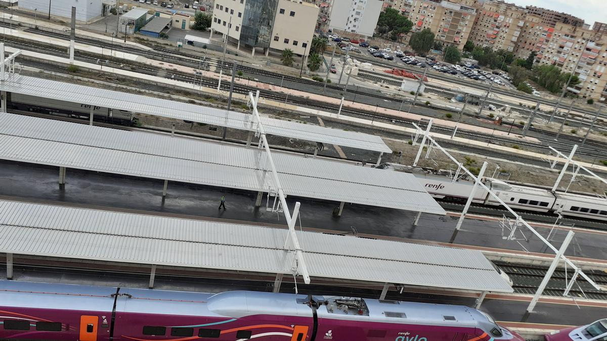 Un tren Avlo estacionado en Alicante-Término