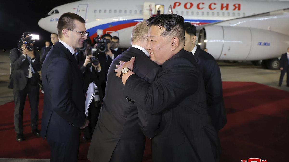 El abrazo entre el presidente ruso, Vladímir Putin, y el presidente norcoreano, Kim Jong Un, que se despiden tras una visita de estado