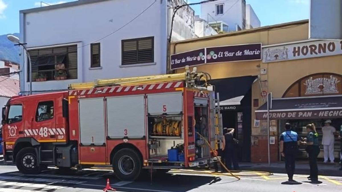 Los equipos de emergencia frente al local.