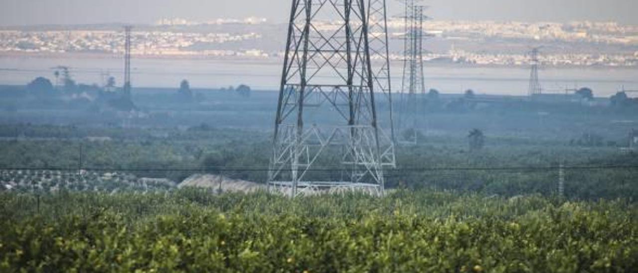 Promotores recurren la línea eléctrica prevista para duplicar la capacidad de la desalinizadora