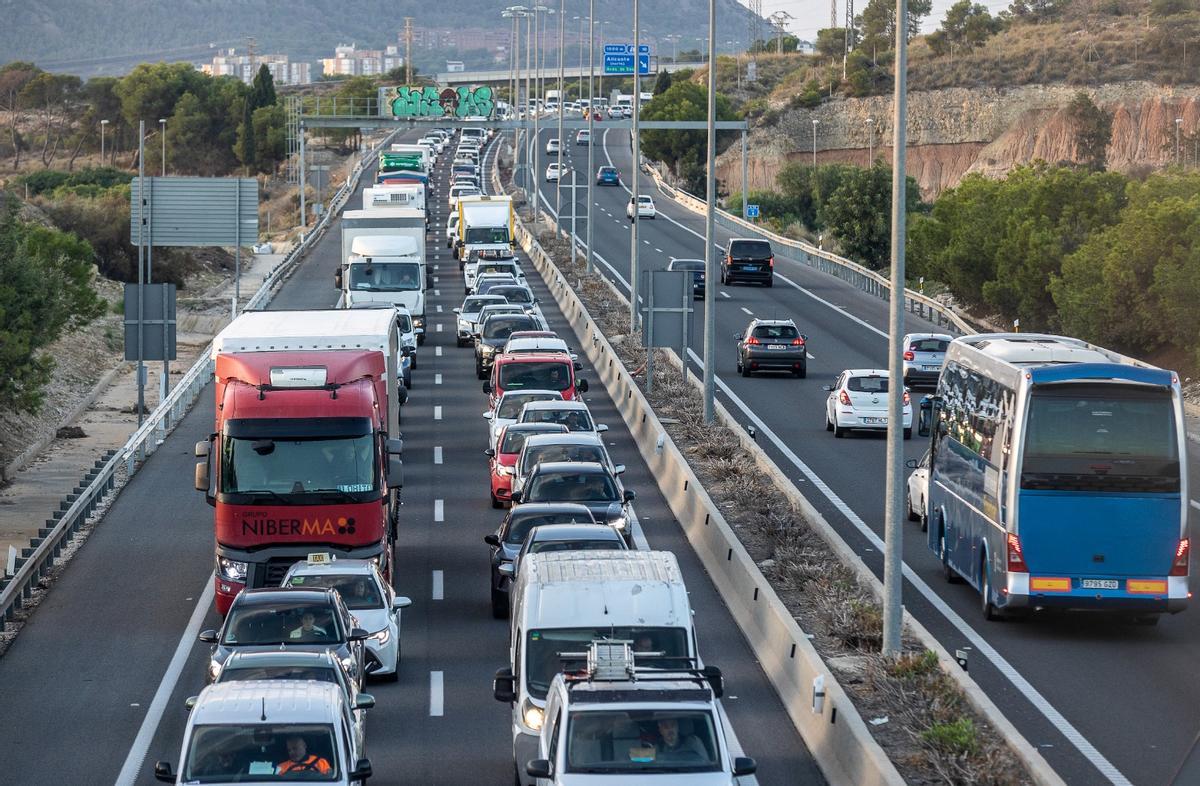 Atasco en la A-70 el mes pasado como consecuencia de un accidente en el túnel de Sant Joan