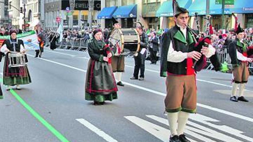 La banda de gaitas de Corvera durante el desfile del pasado año.