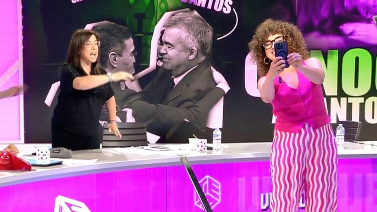 Virgini Riezu roba el teléfono de Ana Vázquez.