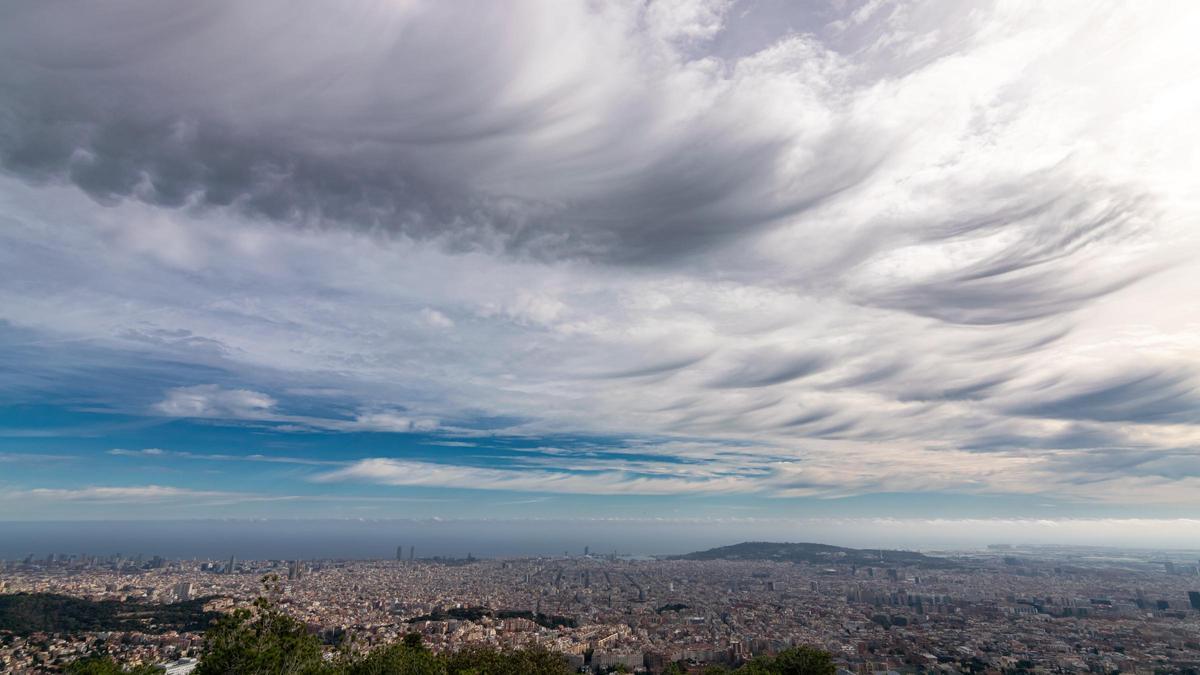 Nubes medias y altas en Barcelona, el mediodía del 21 de febrero del 2024. Las primeras, altocúmulus, mostraban numerosas y espesas virgas.