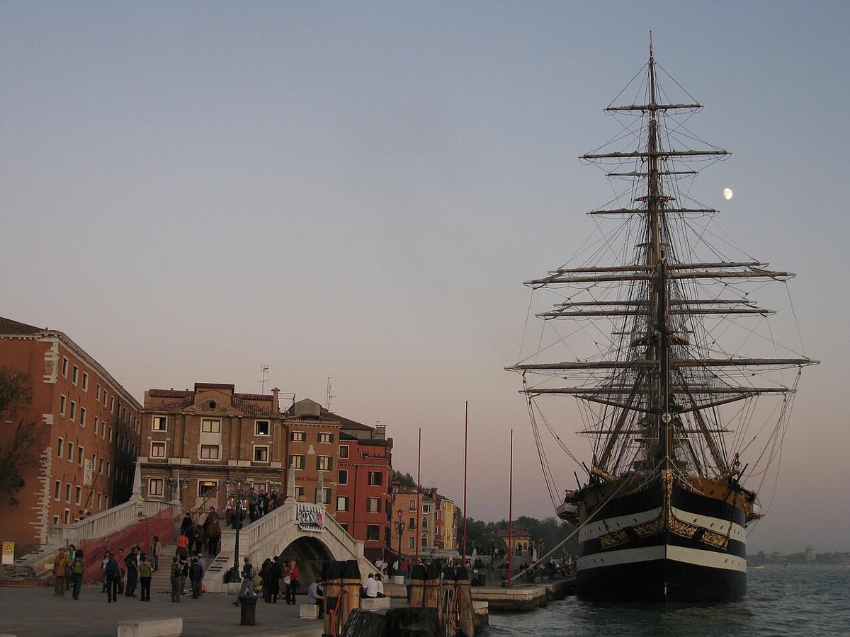 El 'Amerigo Vespucci' en Venecia.