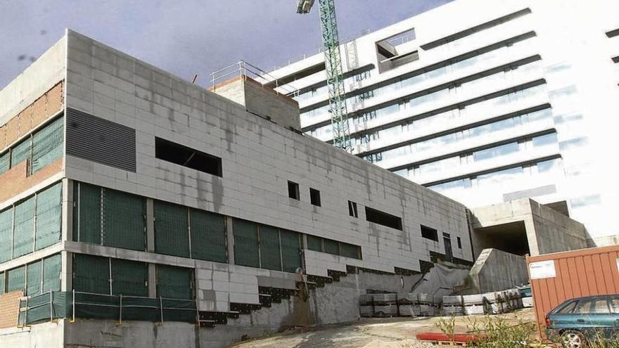 Vista del estado que presentan las obras del nuevo edificio de hospitalización al fondo. // FdV